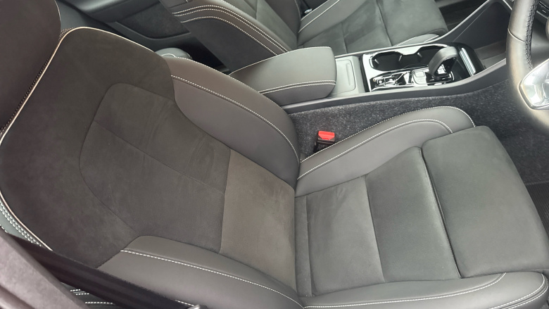 Volvo XC40 2.0 B4P Plus Dark 5dr Auto Petrol Estate